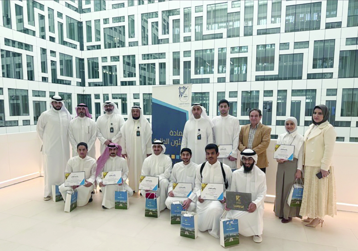 مسؤولو عمادة شؤون الطلبة مع المتفوقين 