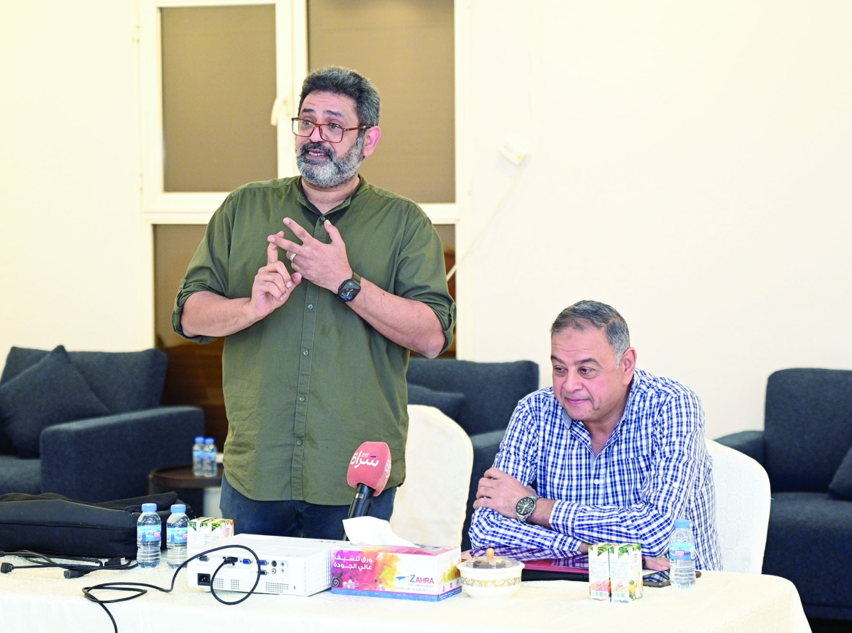 الفايز يتحدث في الندوة وإلى جانبه يونس 	 (تصوير نايف العقلة) 