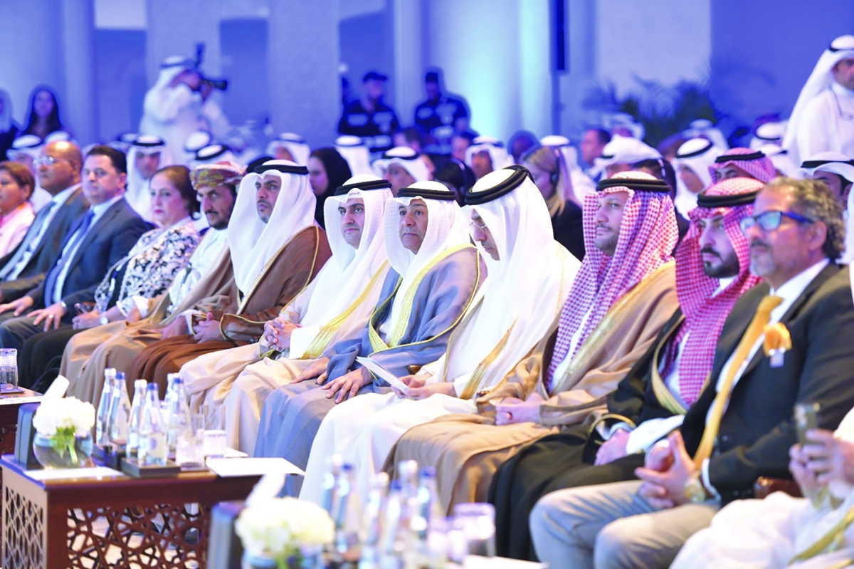 


المستشار السميط والبديوي وممثلو الدول الخليجية خلال المنتدى 