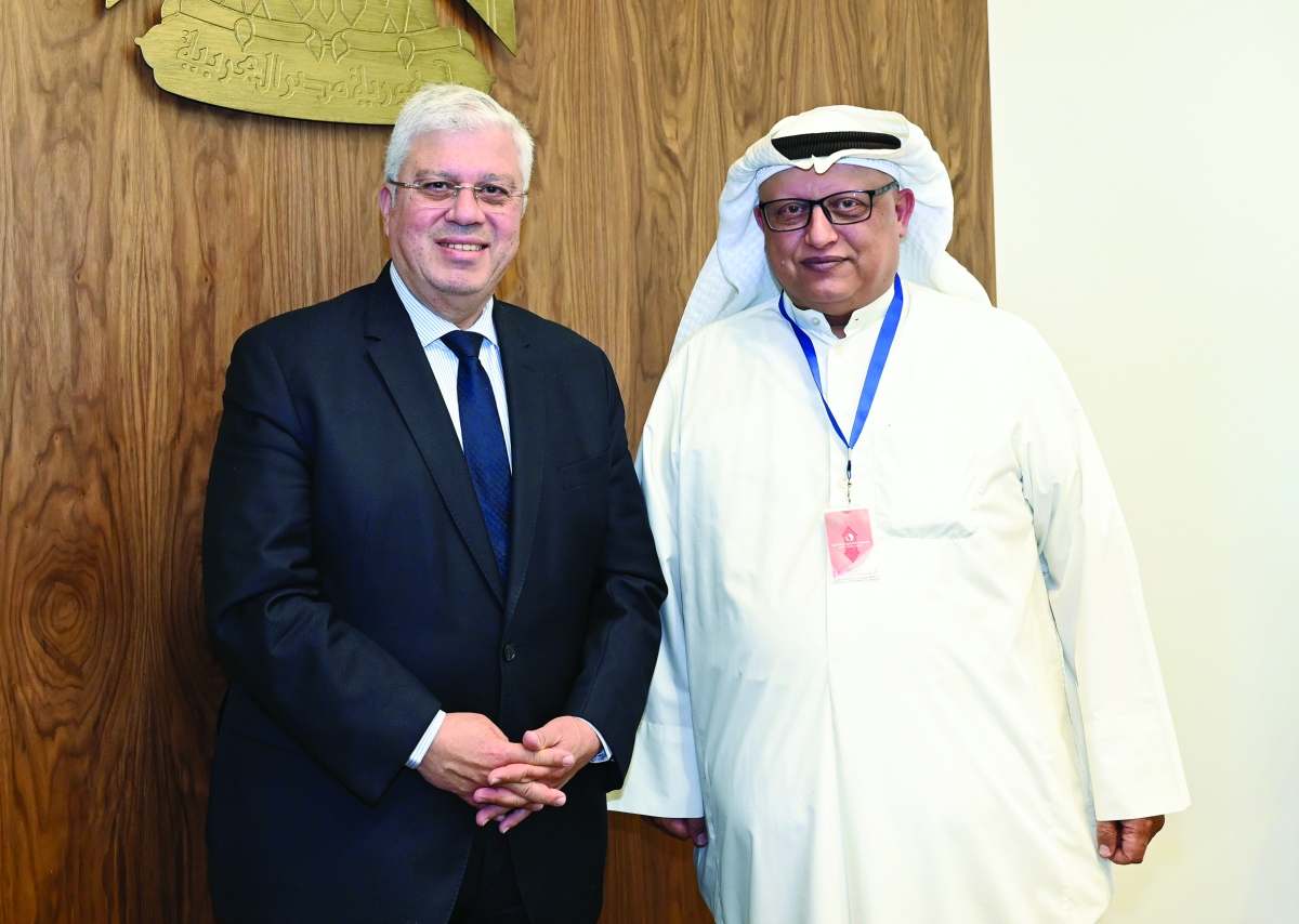 الوزير المصري مع الزميل خالد الشرقاوي