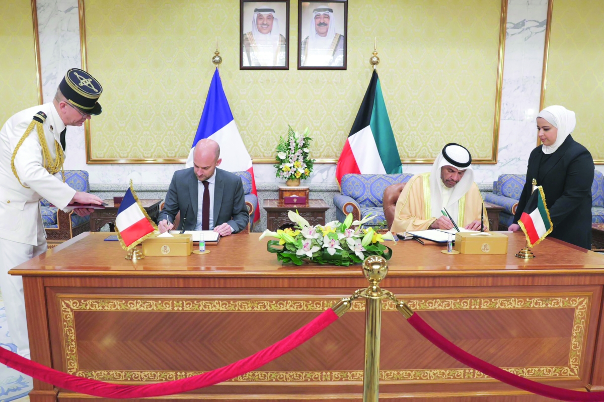 اليحيا وبارو يوقّعان على إحدى الاتفاقيات 