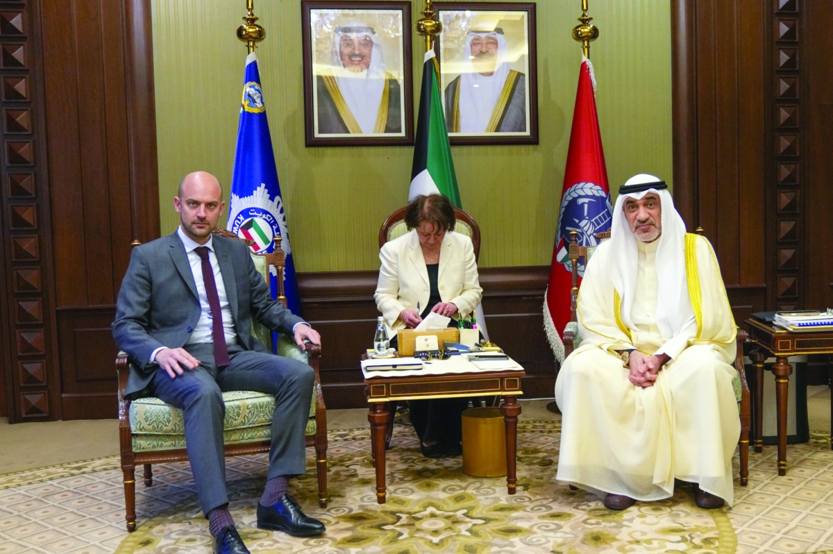 


رئيس الوزراء بالإنابة مستقبلاً الوزير الفرنسي 