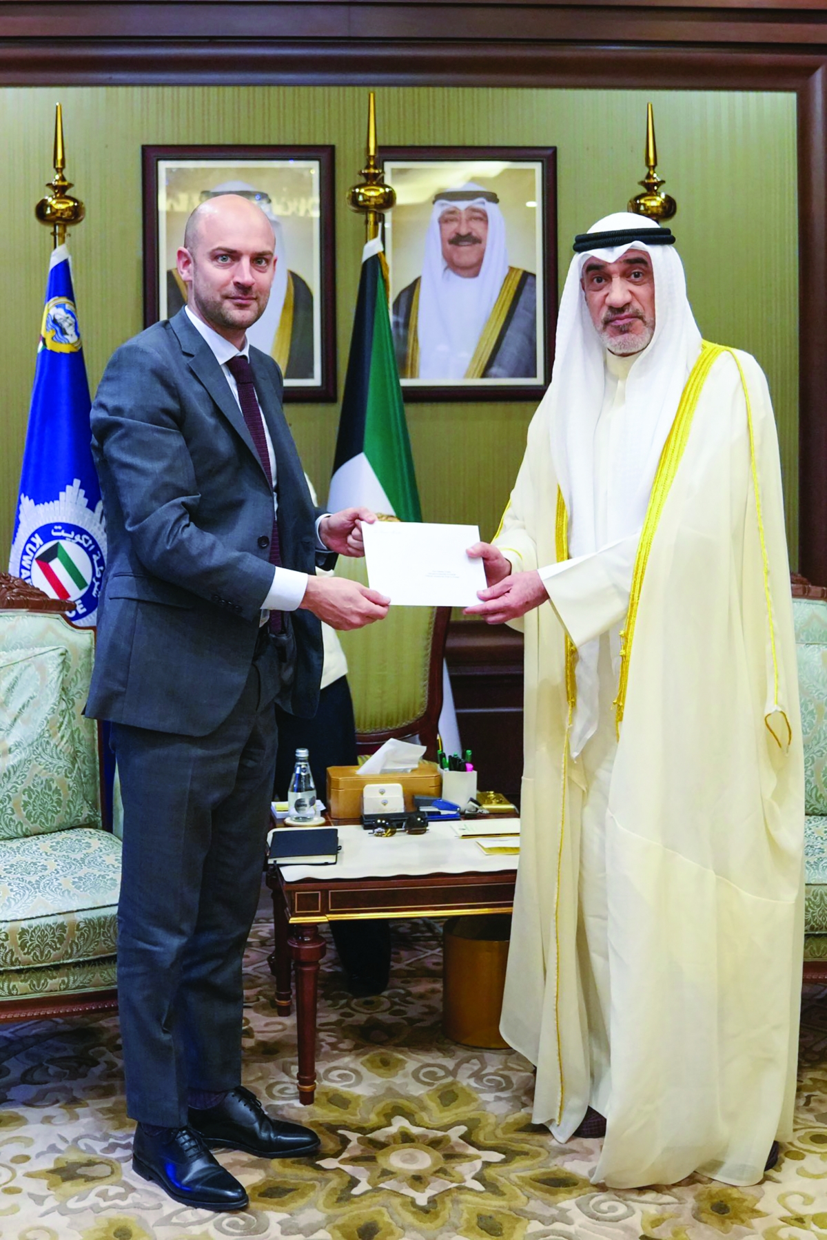 


اليوسف يتسلّم الرسالة الموجهة لرئيس الوزراء 