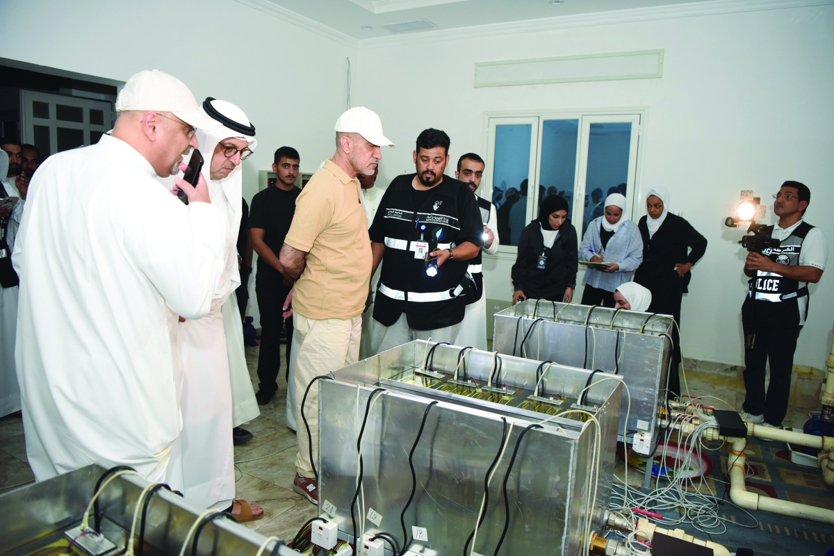 


اليوسف والمخيزيم والعمر يعاينون أجهزة تعدين العملات في أحد المنازل 