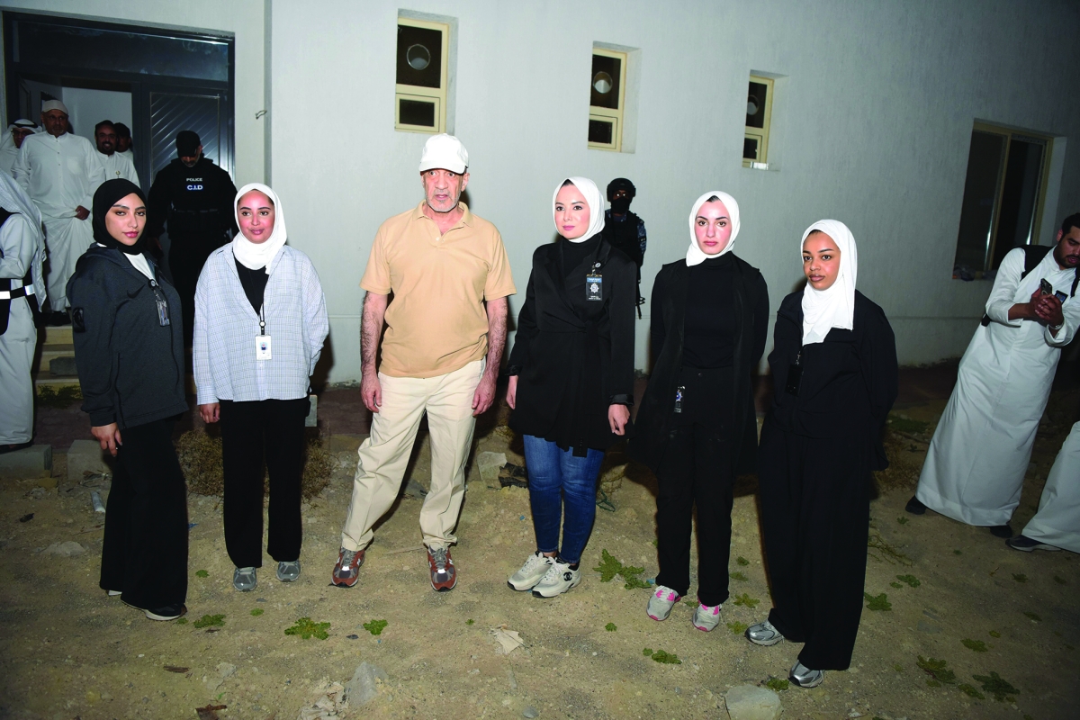 


اليوسف يتوسط عدداً من المشاركات في الحملة 