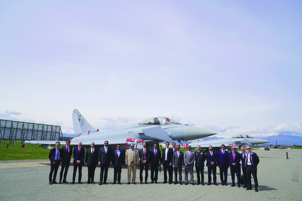 الوفد زار شركة ليوناردو وتظهر في الخلف طائرة يوروفايتر الخاصة بالكويت 