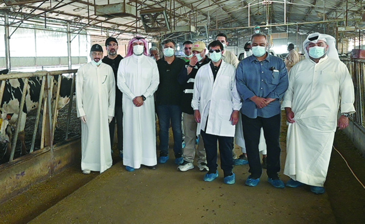 


صورة جماعية للحاي ومرافقيه خلال تفقد إحدى المزارع 