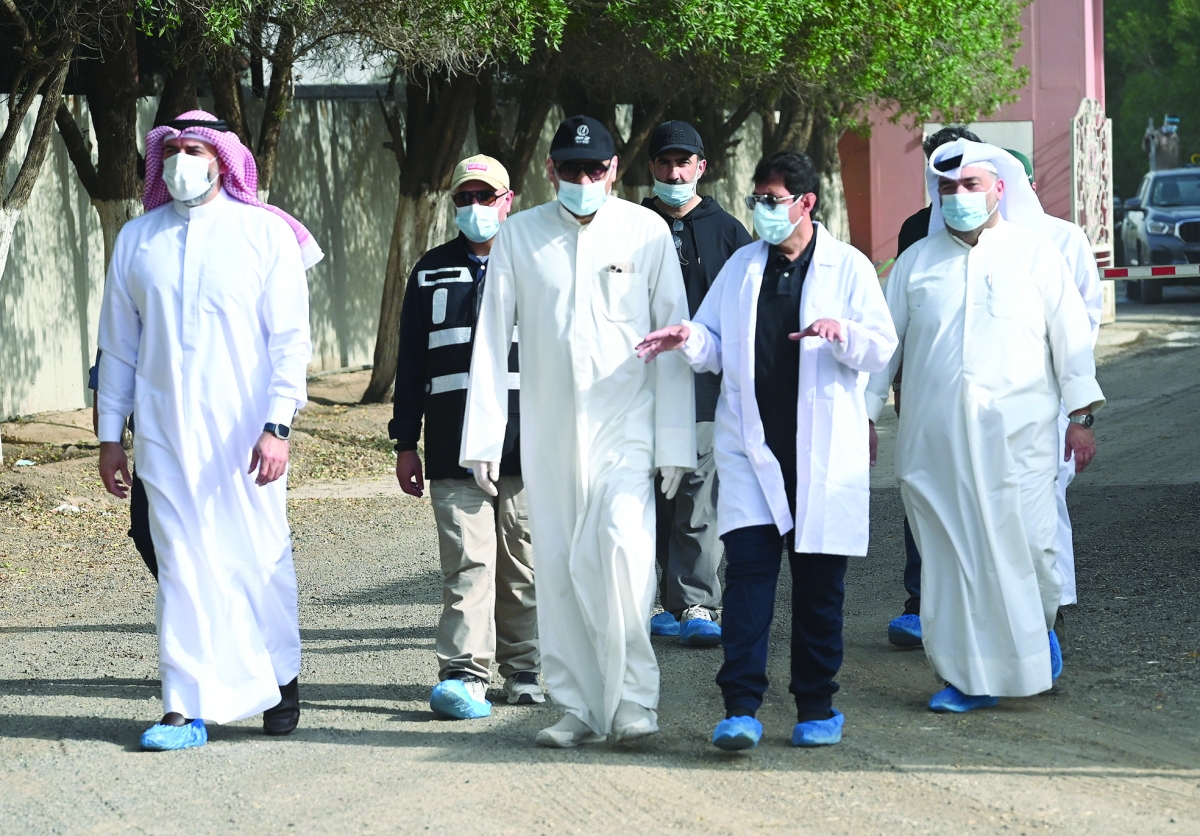 


أحمد آتش يشرح للزميل ناصر الفرحان دور مركز المختبرات في الفحوص 