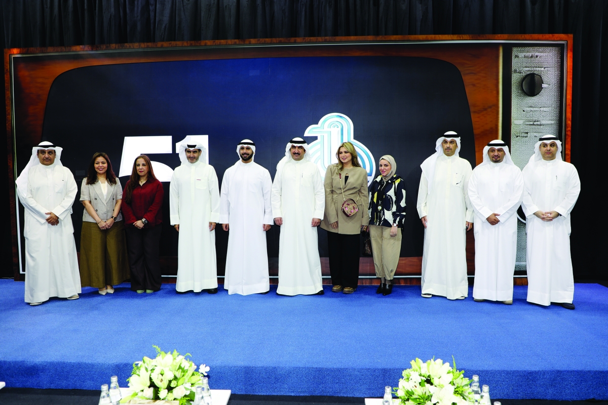 


العازمي والفهد والبابطين مع عدد من المشاركين 