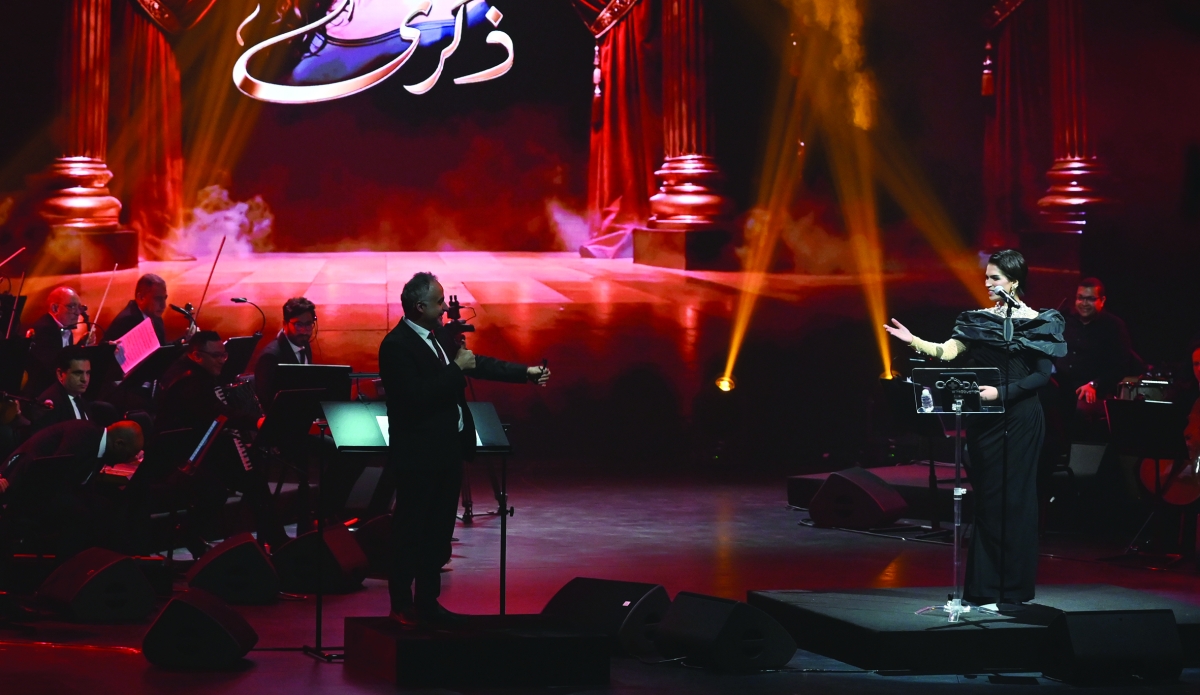 


إيمان الشميطي ... وتحية متبادلة مع المايسترو أيوب خضر	   (تصوير سعود سالم) 