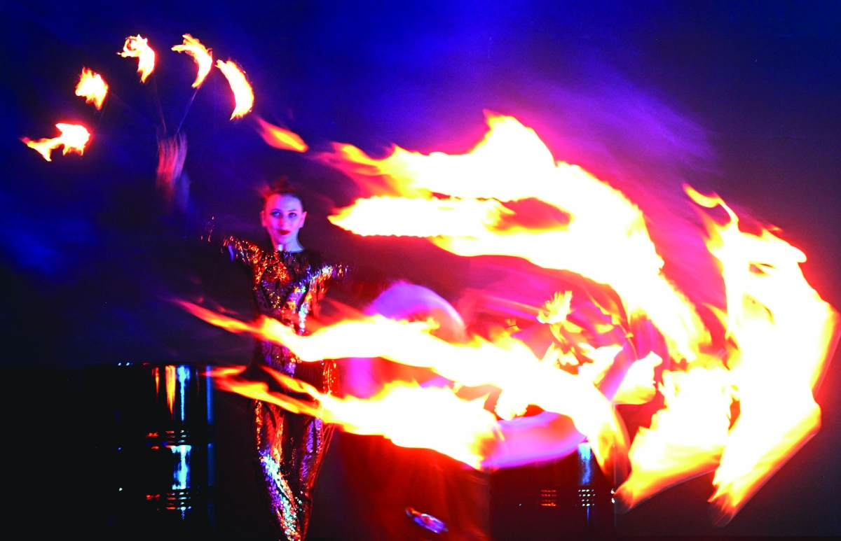 


استعراض بالنار 