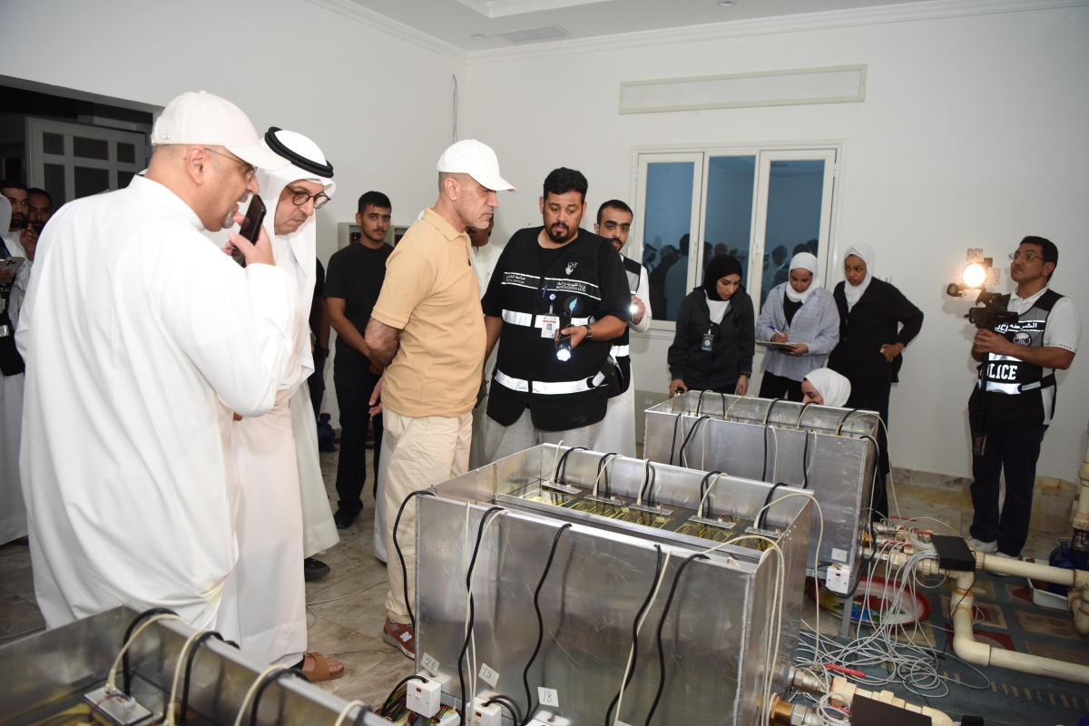 اليوسف والمخيزيم والعمر يعاينون أجهزة تعدين العملات في أحد المنازل