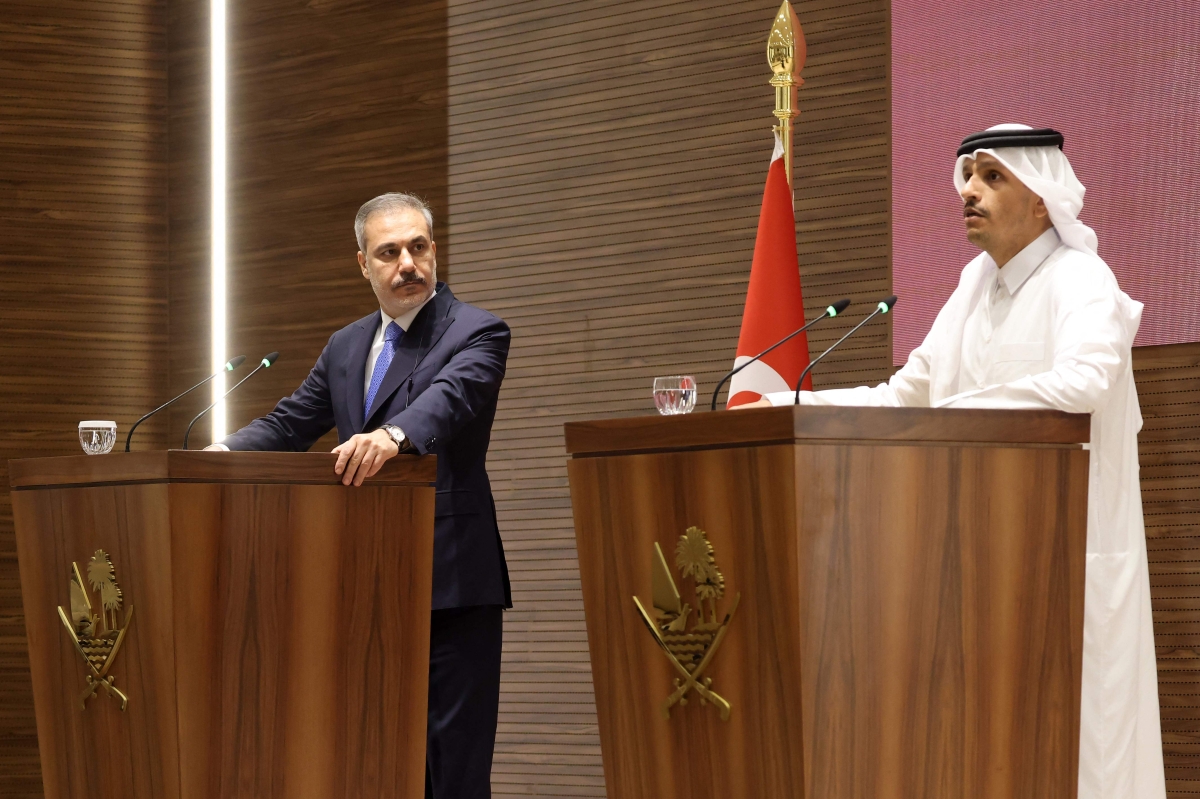 وزير الخارجية القطري متحدثاً خلال المؤتمر الصحافي