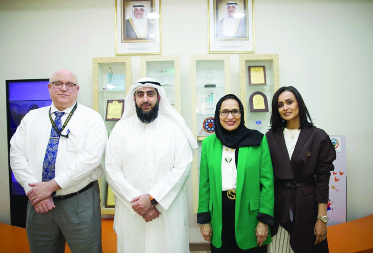 هشام كلندر ومنى الخواري مع القنصل الأميركي