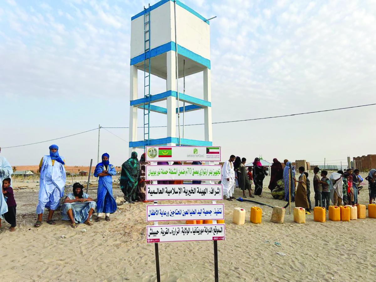 عدد من سكان القرية بموقع البئر