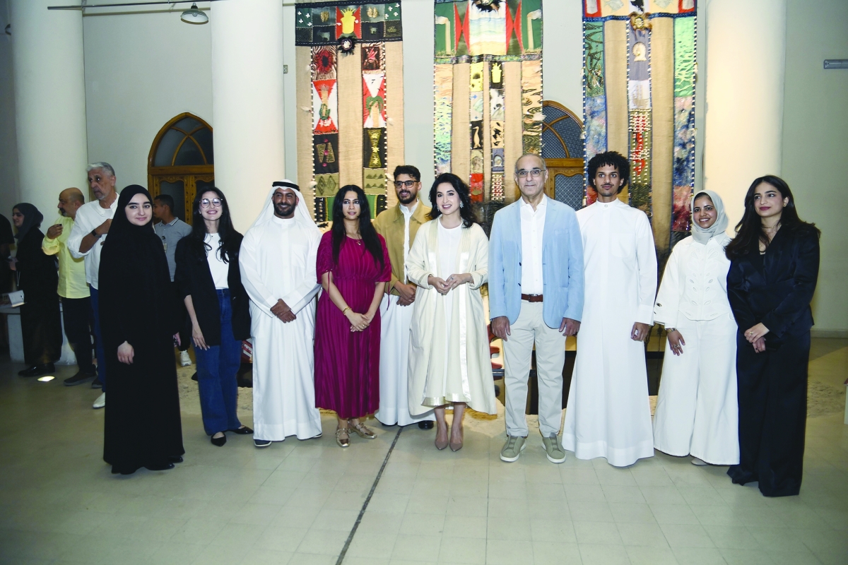 


بيبي الصباح والجسار مع المشاركين في المعرض 