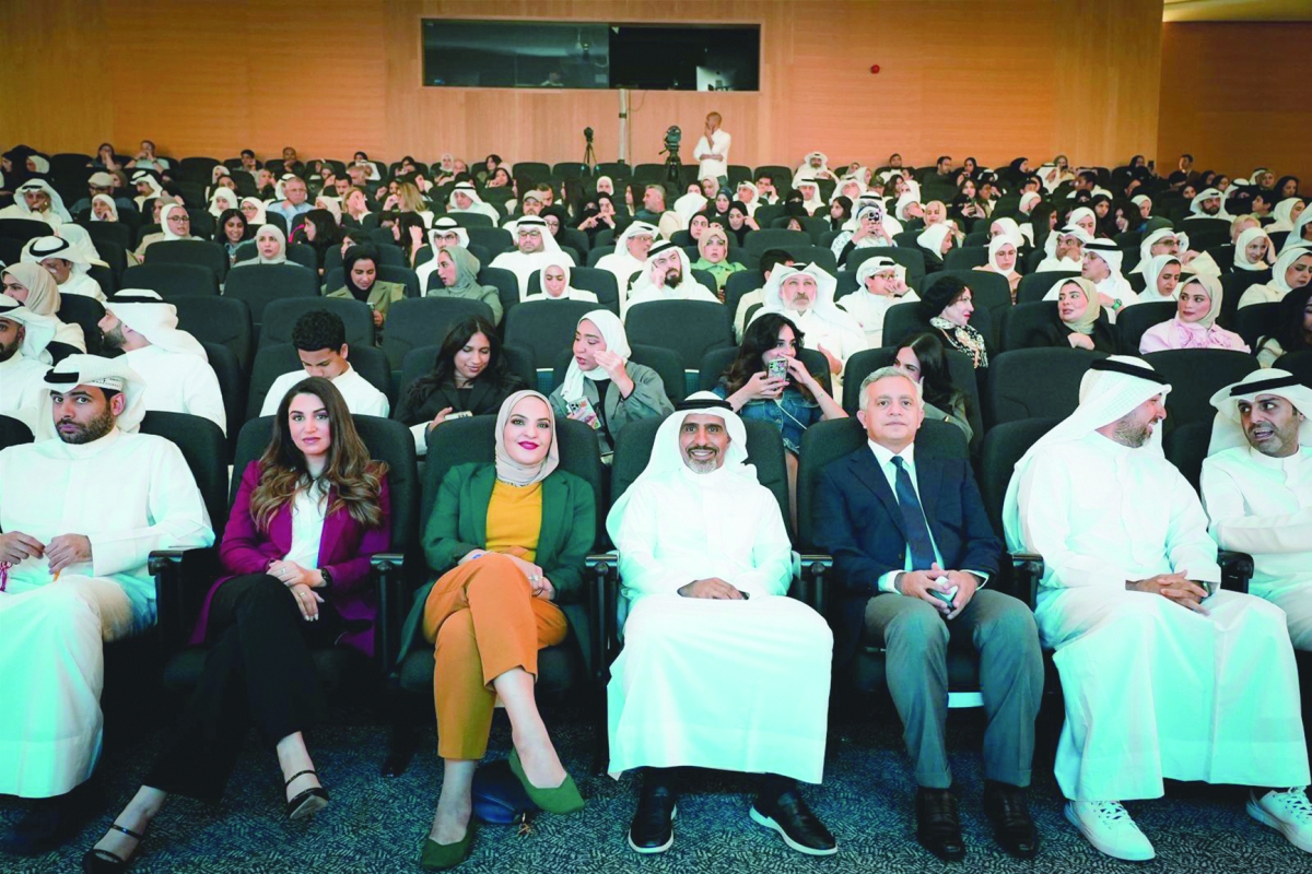 


البدر والعبدالرزاق في مقدمة الحضور 