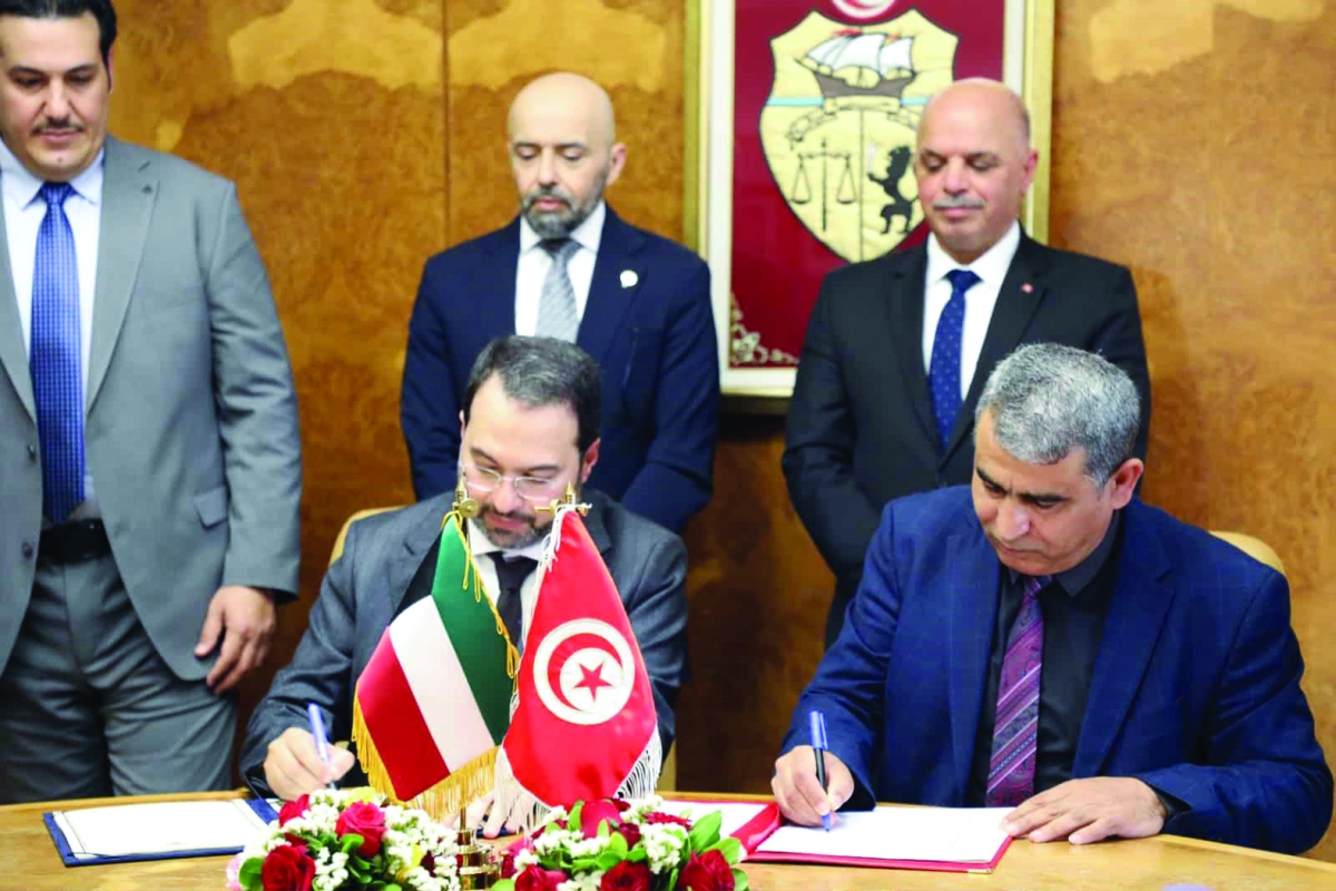 


جانب من التوقيع على الاتفاقية 