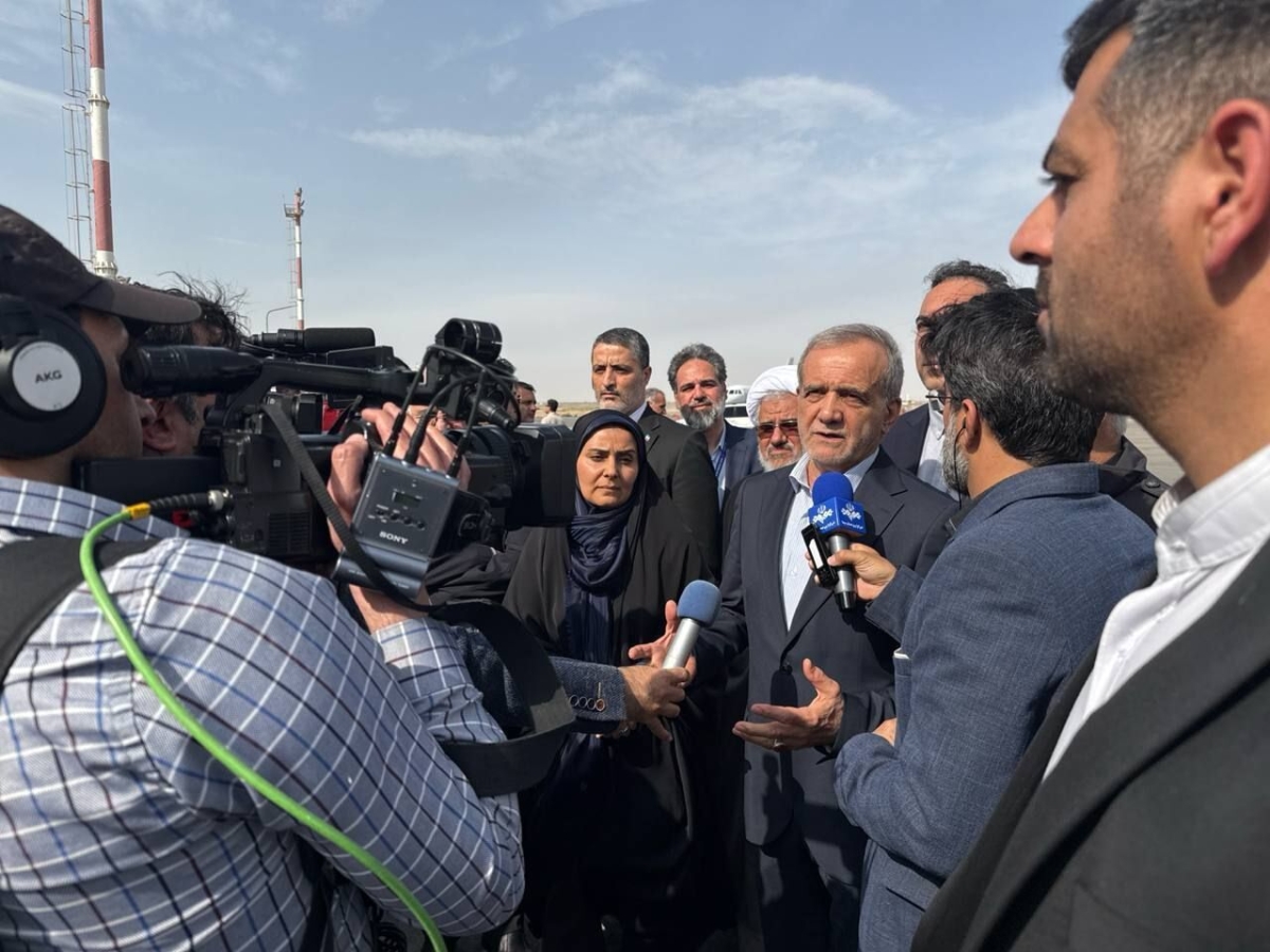 بزشكيان خلال تفقده موقع انفجار ميناء الشهيد رجائي