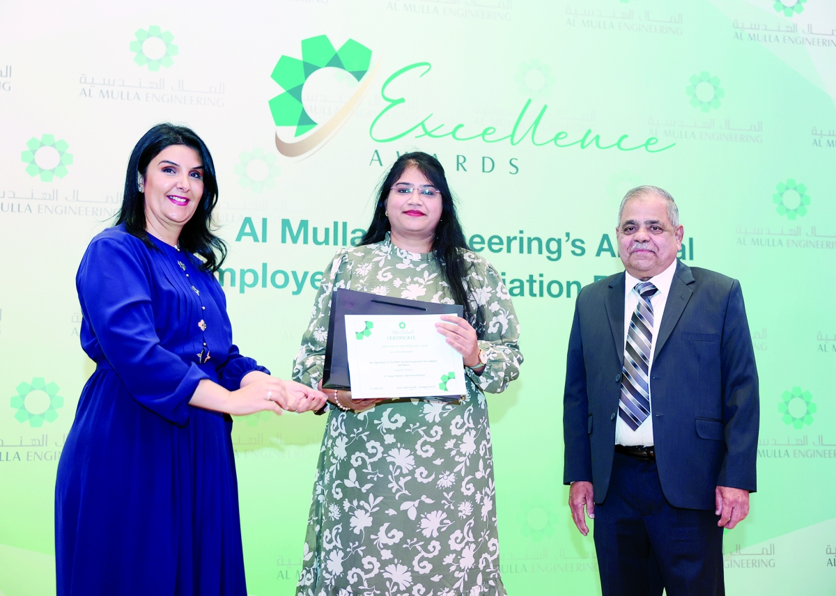 


إحدى الموظفات متسلمة من الملا شهادة تكريم 