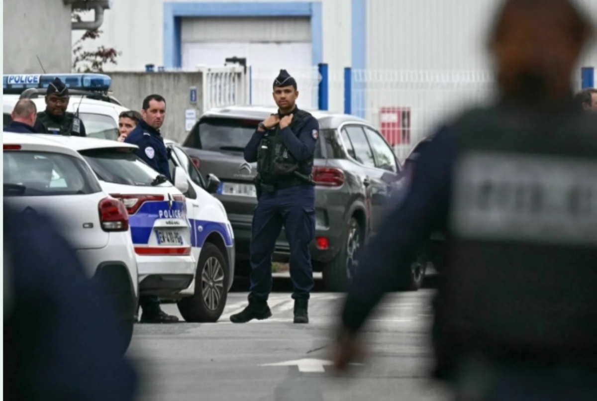 عمليات بحث موسعة في فرنسا لاعتقال منفذ الجريمة (أ ف ب)