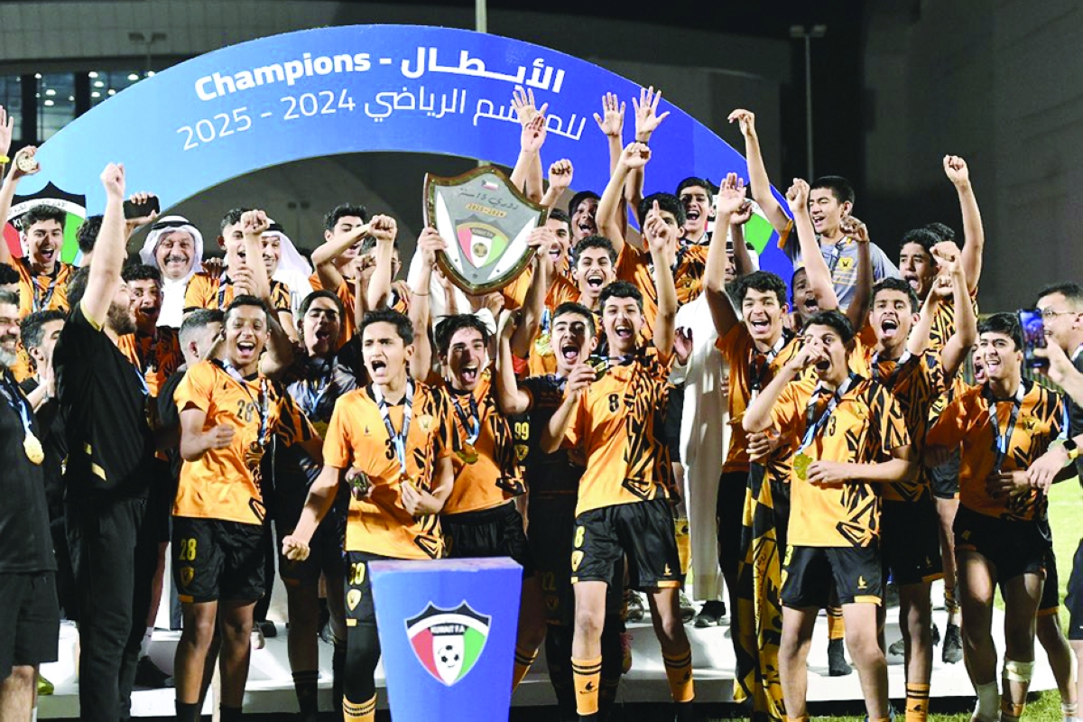 


لاعبو القادسية يحتفلون بدرع البطولة 