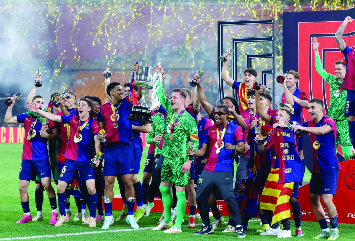 لاعبو برشلونة متوجون بالكأس (أ ف ب)