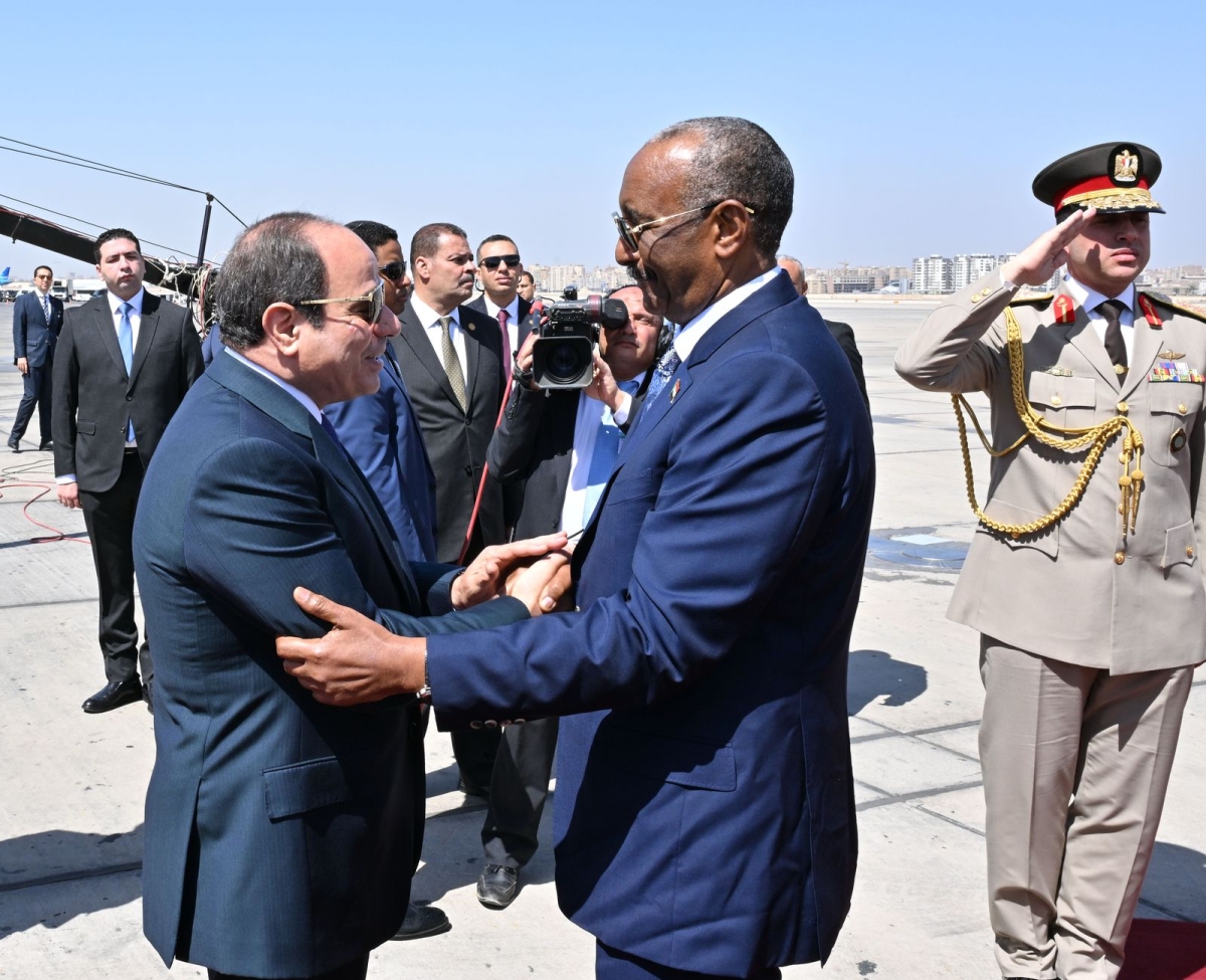 السيسي مستقبلاً البرهان في القاهرة