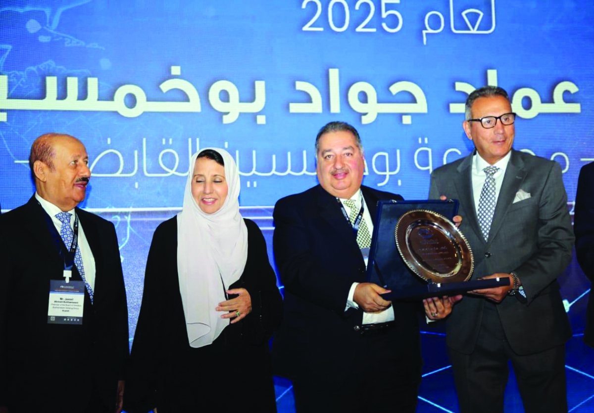  عماد بوخمسين يتسلم من محمد الإتربي الجائزة بحضور جواد بوخمسين