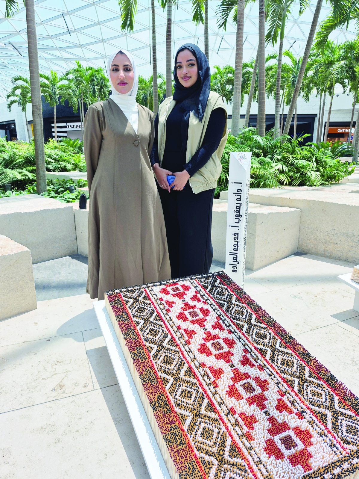 


معلمتان أمام لوحتهما المشتركة 