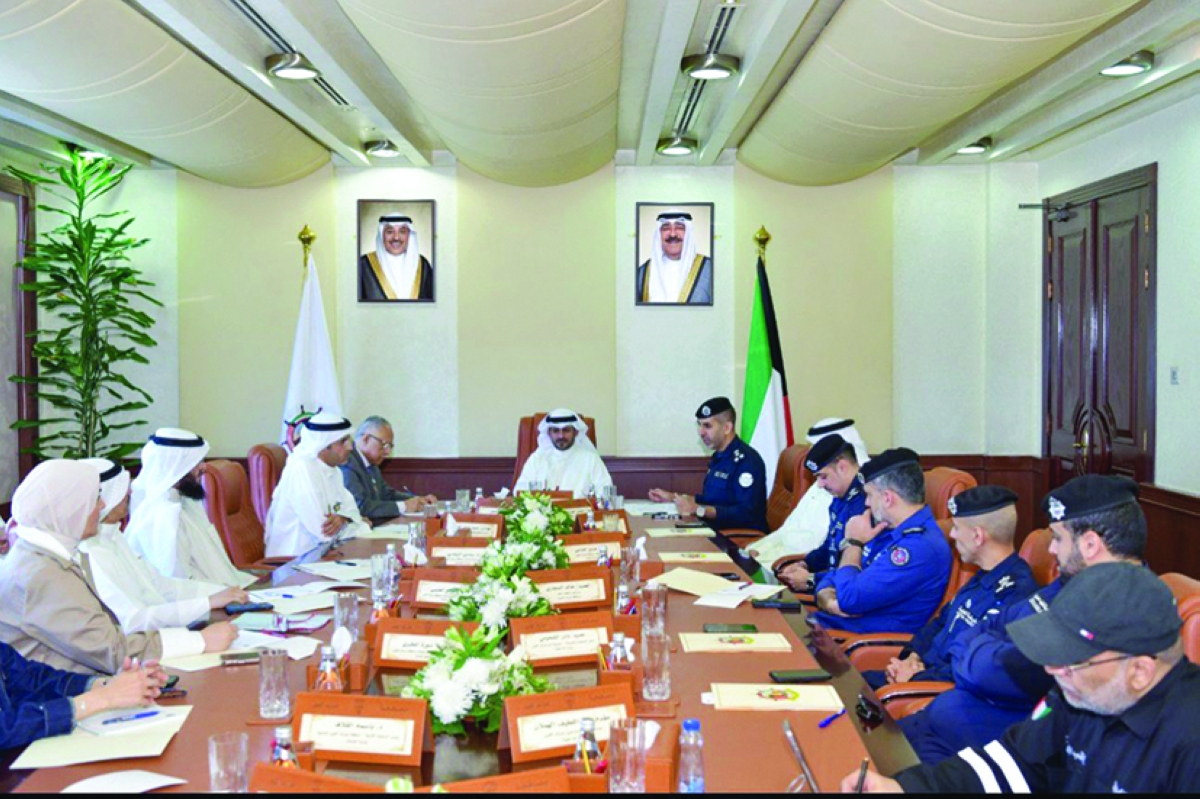 


محافظ مبارك الكبير مترئساً الاجتماع 