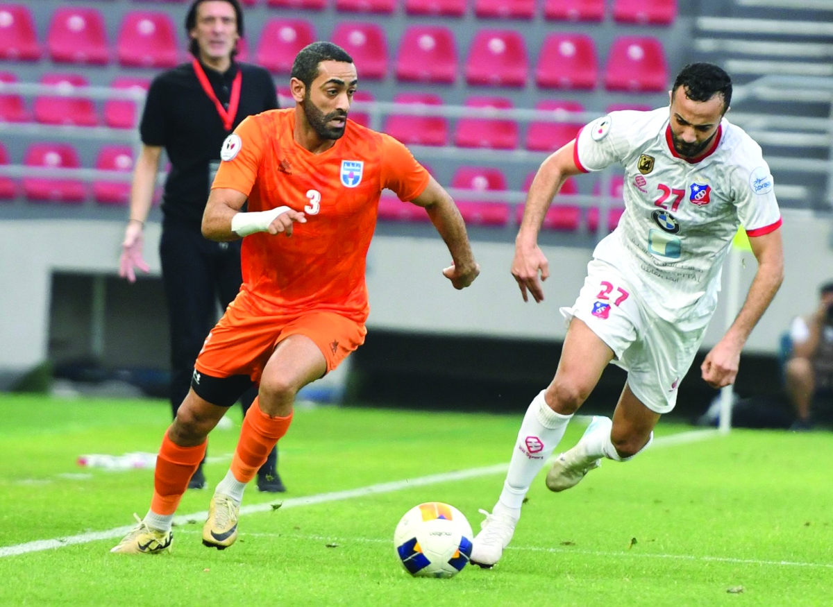 صراع على الكرة بين طه الخنيسي و بدر ذكرالله