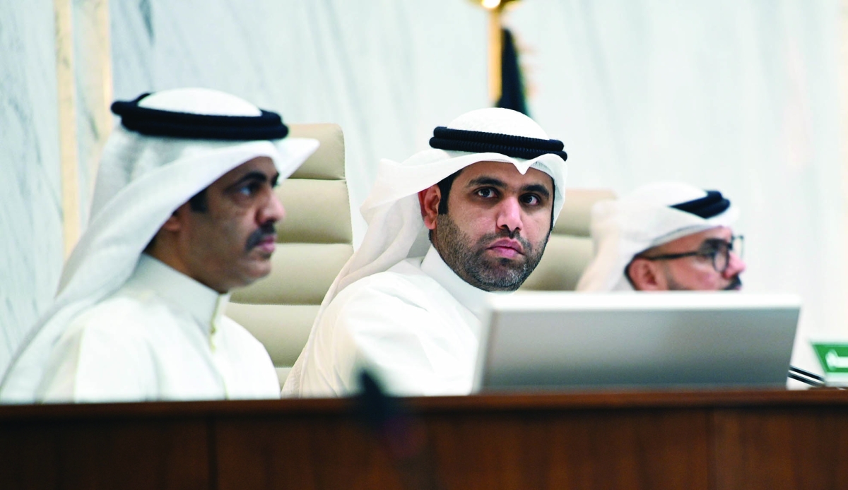 


عبدالله المحري مترئساً الجلسة 