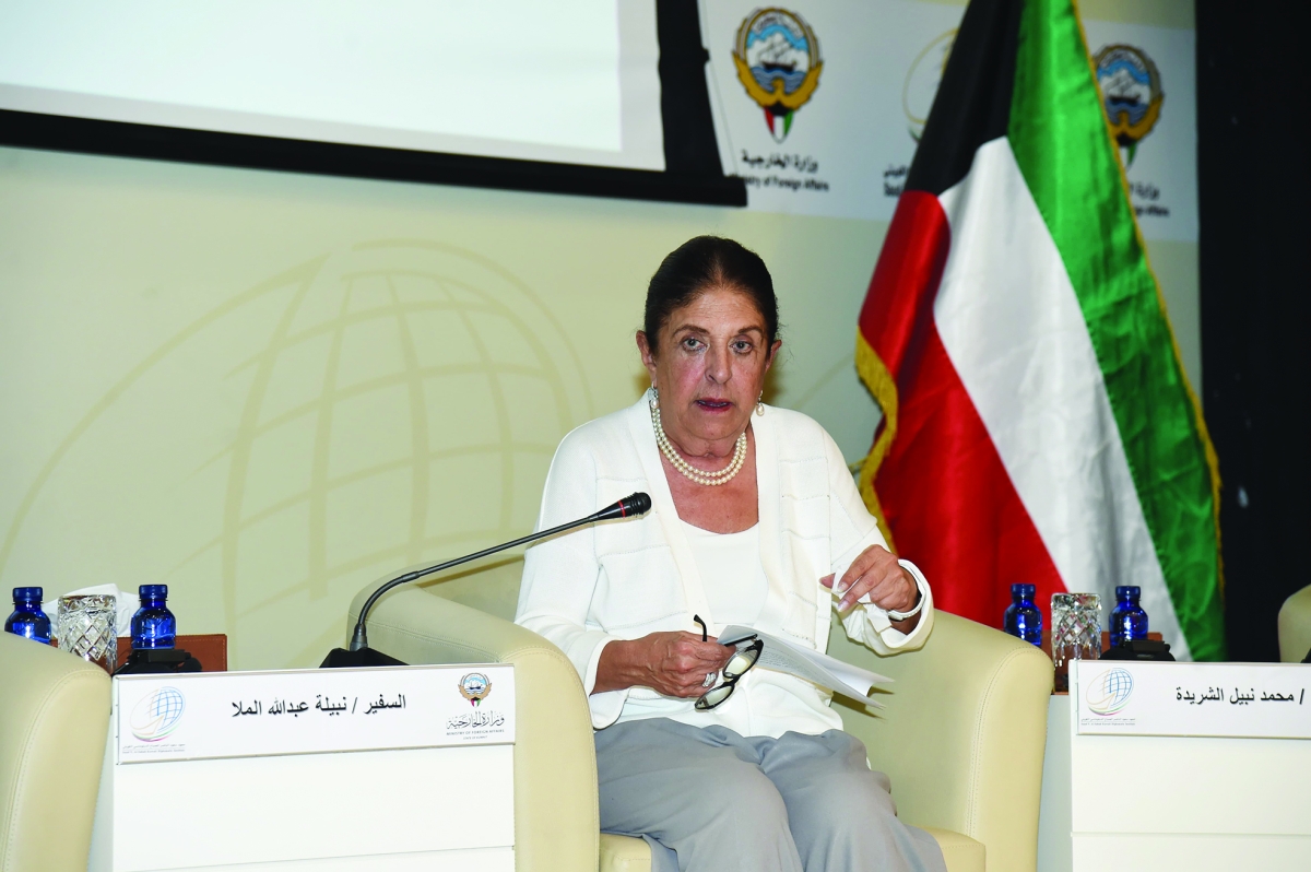 الملا تتحدث في الفعالية 