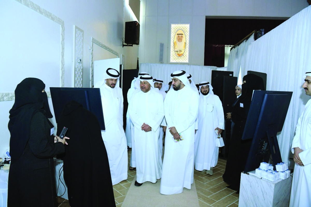 1 محافظ الفروانية وغانم السليماني خلال الجولة بالمعرض