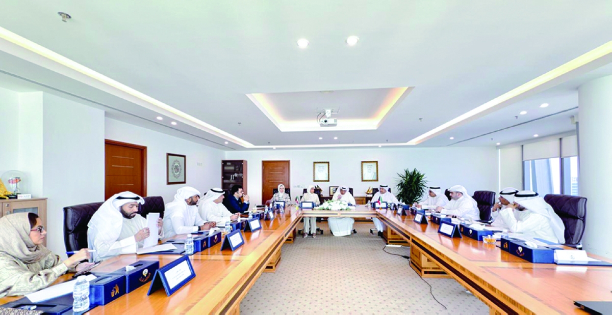 


الوزير مترئساً الاجتماع 