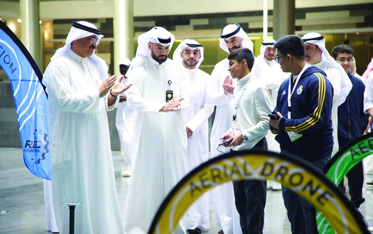 


وزير التربية يكرم الطلبة المشاركين في تحدي الابتكار والروبوتات والدرون 