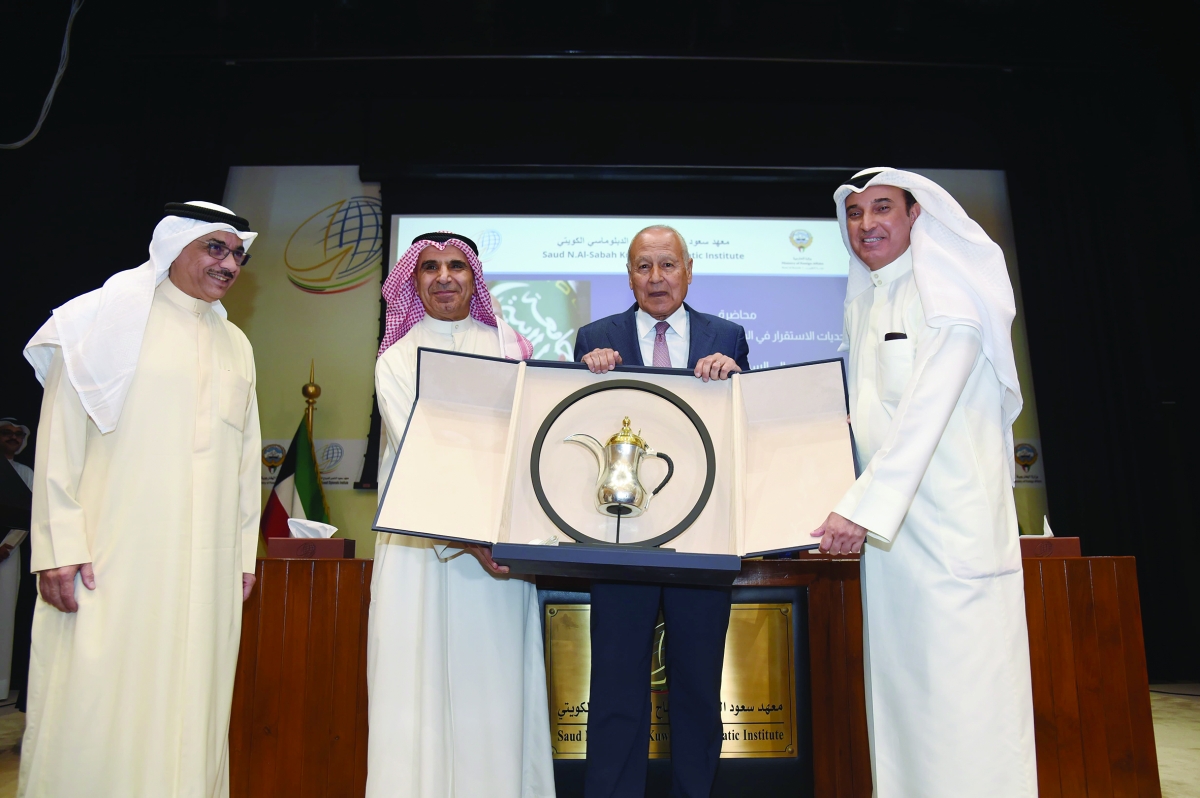 


تكريم أبوالغيط في ختام المحاضرة 