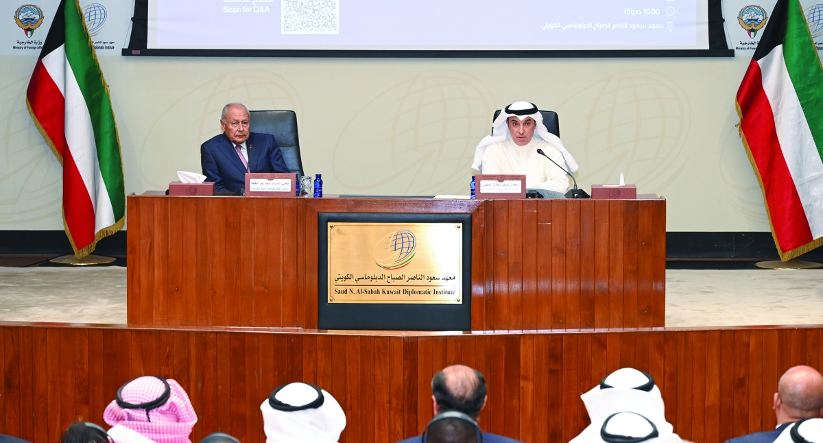 


أمين الجامعة العربية محاضرا في المعهد الدبلوماسي 	(تصوير سعود سالم) 