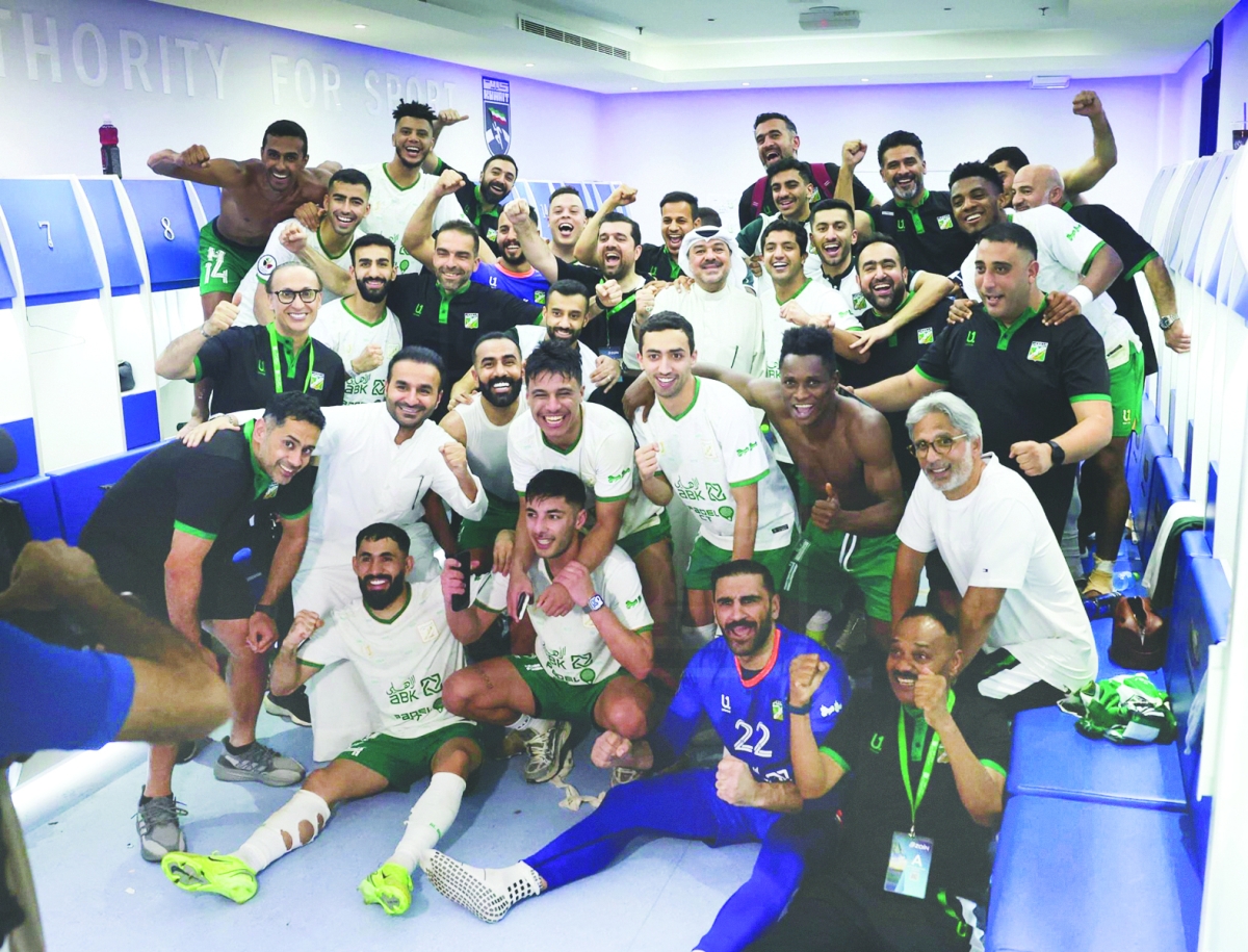 


عبدالعزيز عاشور متوسطاً لاعبي العربي «الأخضر» بعد الفوز على القادسية 	 (موقع النادي العربي) 