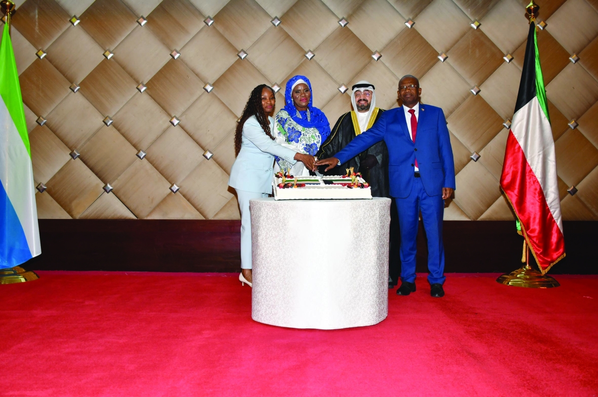 المضف والسفيرة توماس يشاركان في قطع قالب حلوى الاحتفال 	(تصوير نايف العقلة) 