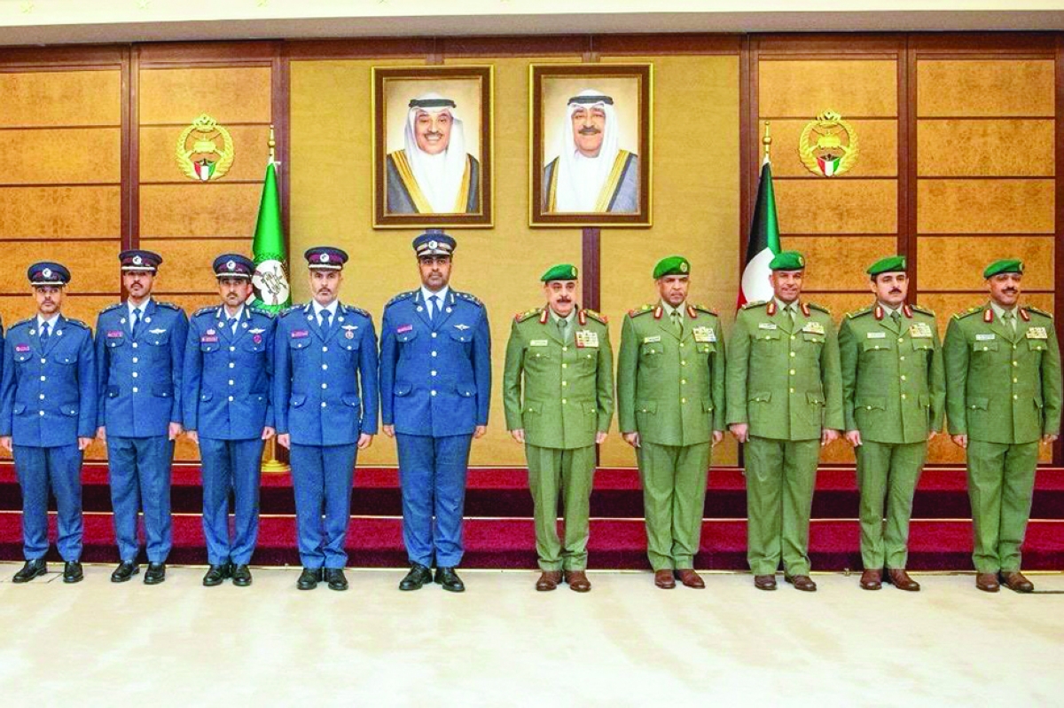 الفريق الرفاعي واللواء الشهواني يتوسطان الوفد المرافق وكبار قادة الحرس 