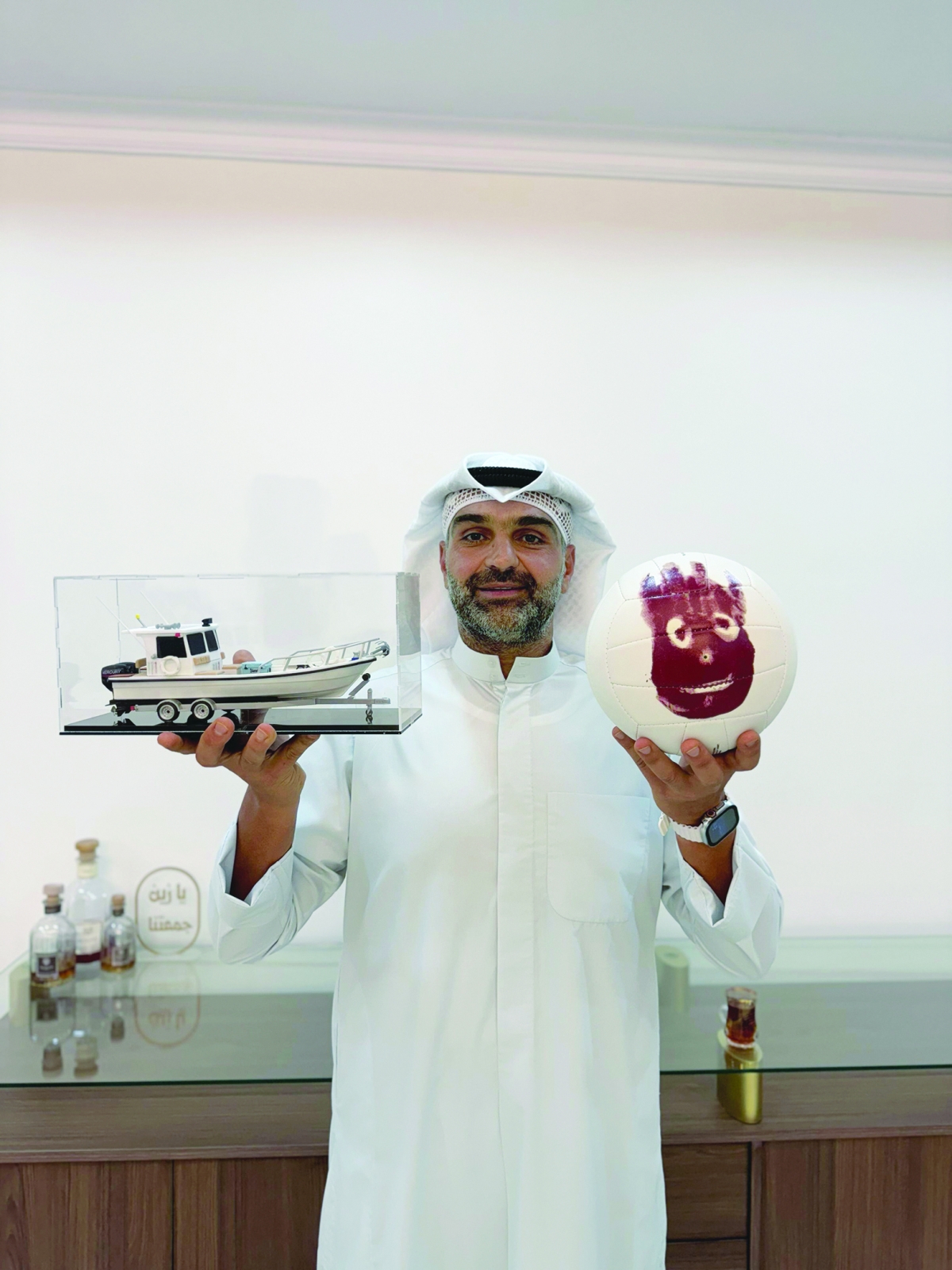 كرة «ويلسون» في يسراه ومُجسّم طراده «ملك 13» في يمناه