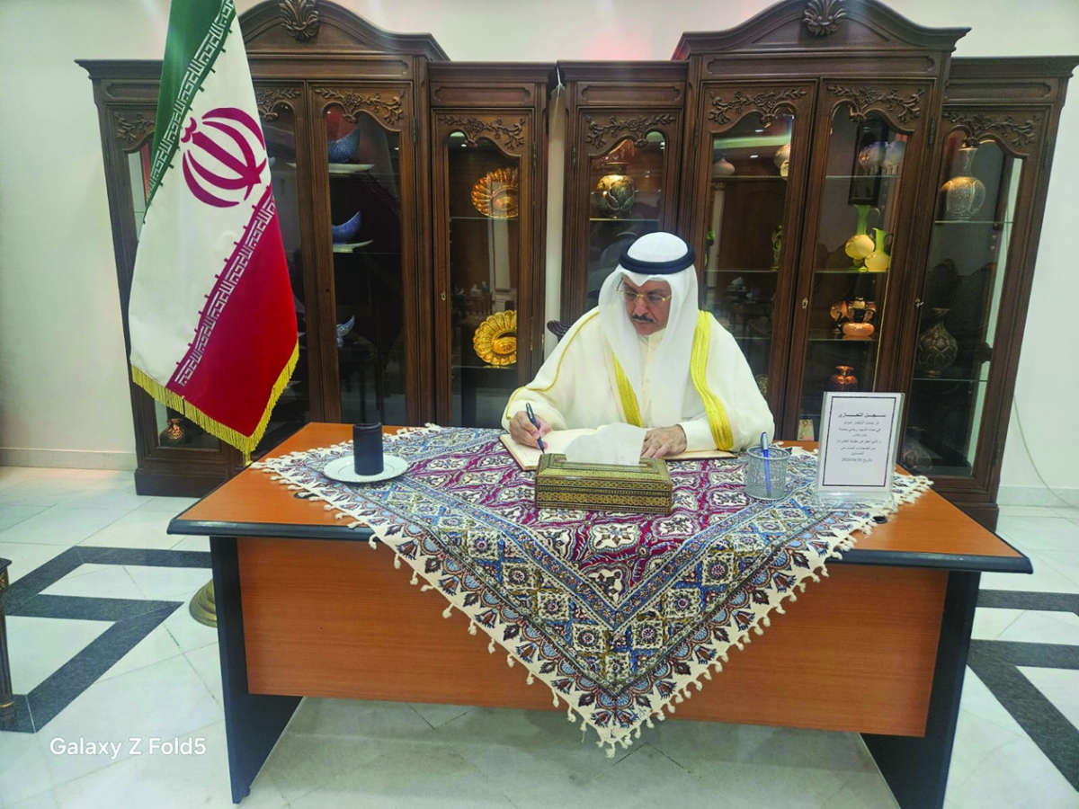 


السفير حيات يدوّن كلمة في سجل التعازي 