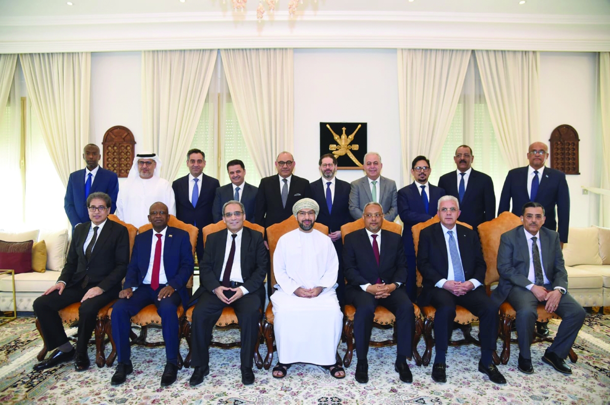  السفير الخروصي متوسطاً الحضور في لقطة جماعية