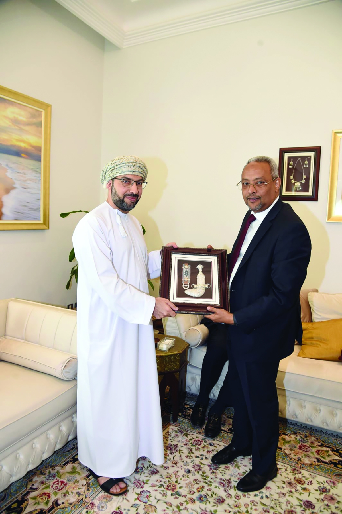  الخروصي مقدماً هدية تذكارية لوزير خارجية جيبوتي