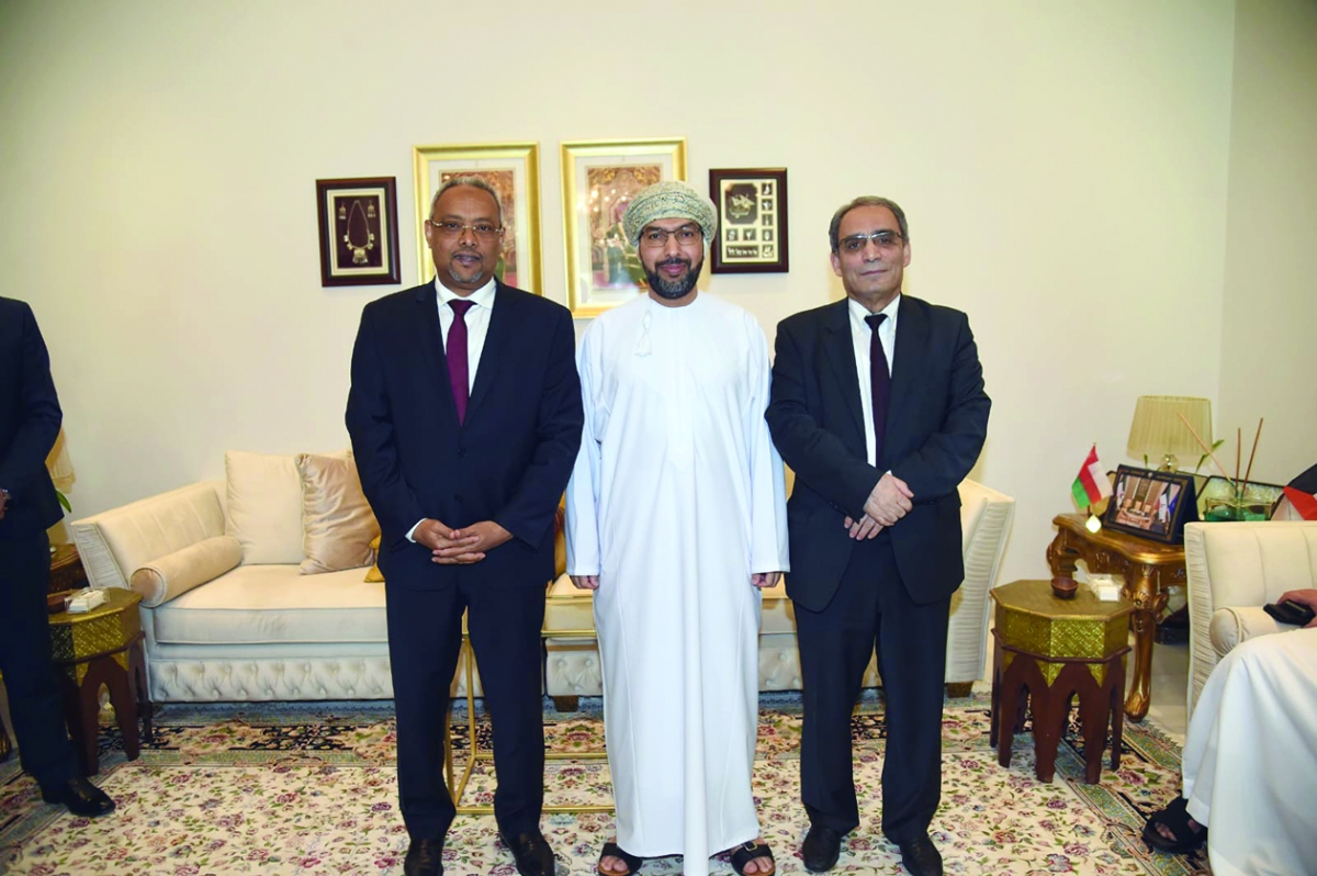 


الخروصي متوسطاً عمر والحسني 