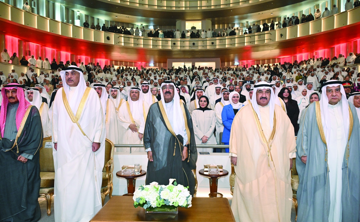 


صاحب السمو متوسطاً سمو ولي العهد وسمو الشيخ ناصر المحمد وكبار المسؤولين خلال الحفل 