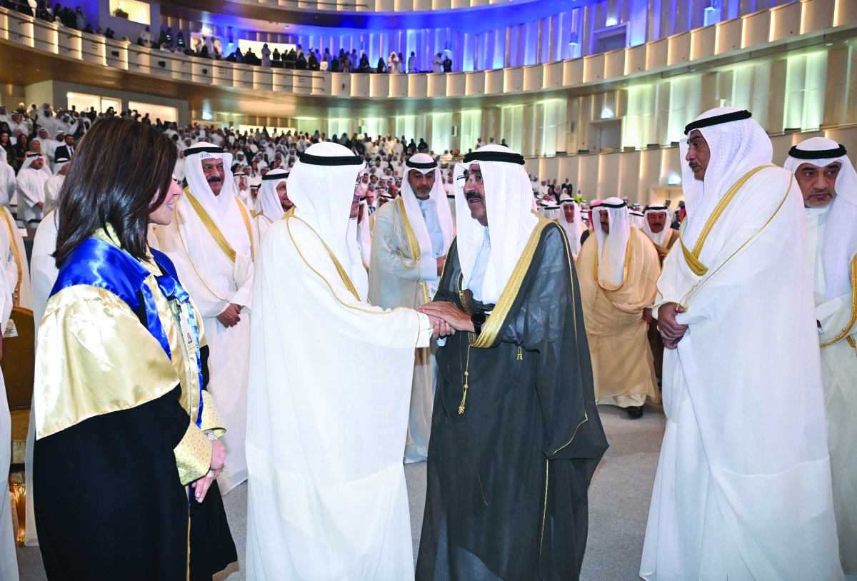 


الأمير مصافحاً وزير التعليم العالي 