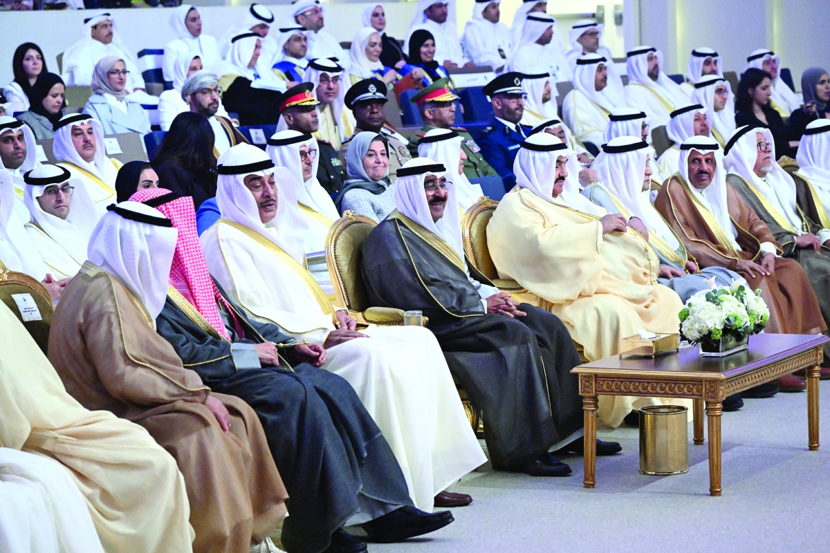 


سمو الأمير وولي العهد يتوسطان كبار الشيوخ والحضور في مقدم الحفل 